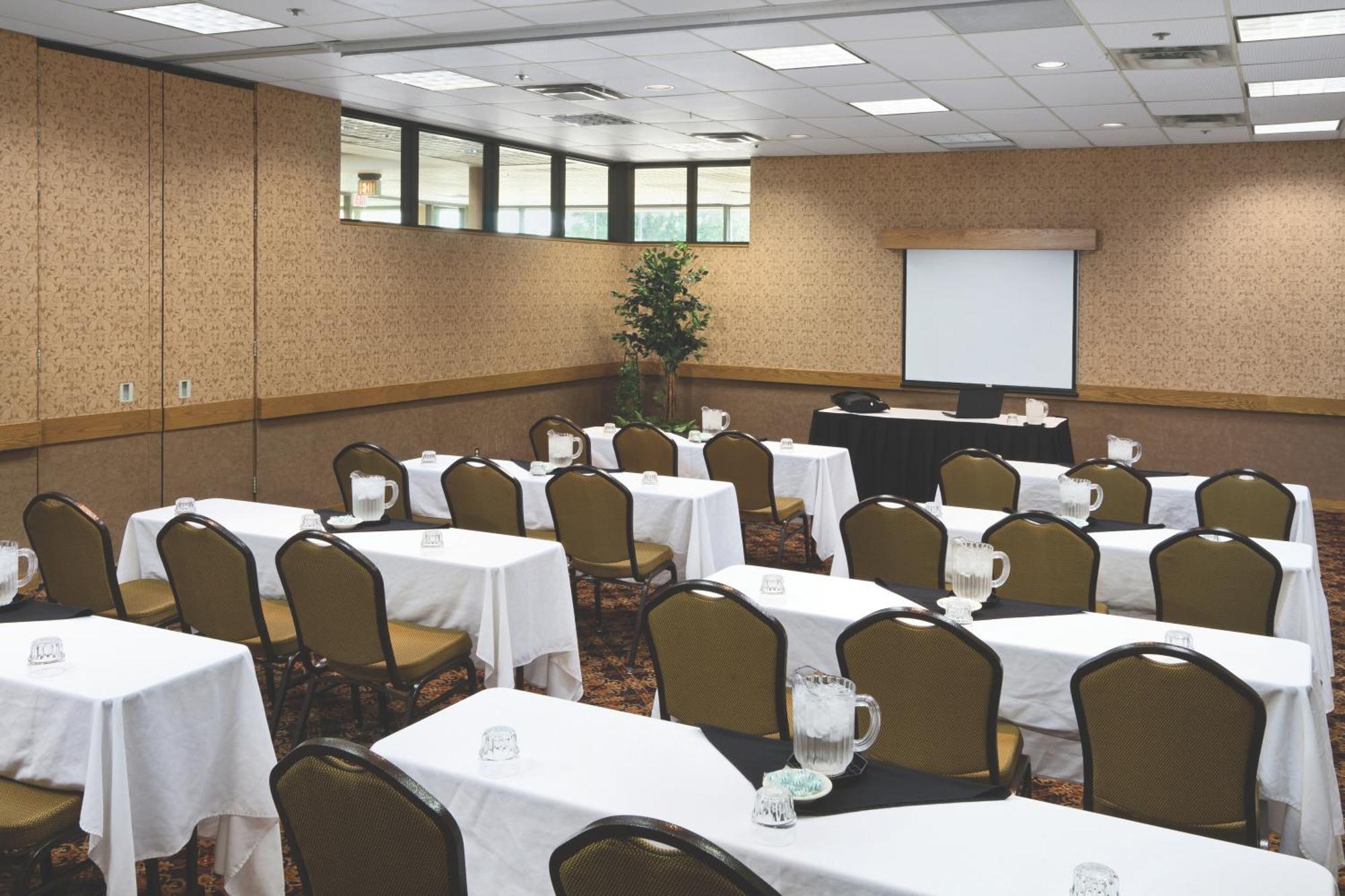 Ramkota Hotel Pierre Business photo